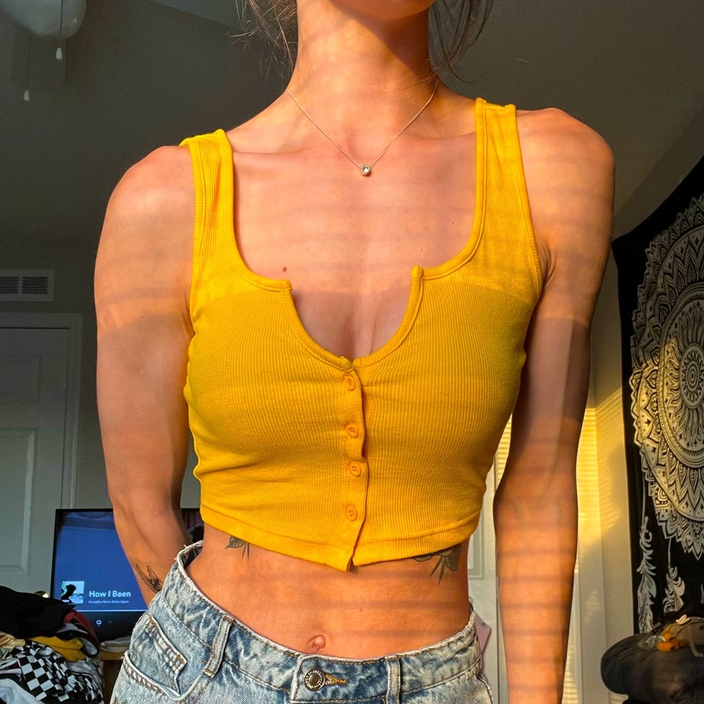 button crop top